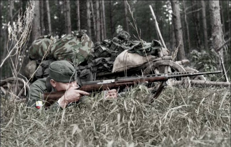 노획한 SVT-40 소총을 든 독일 군인