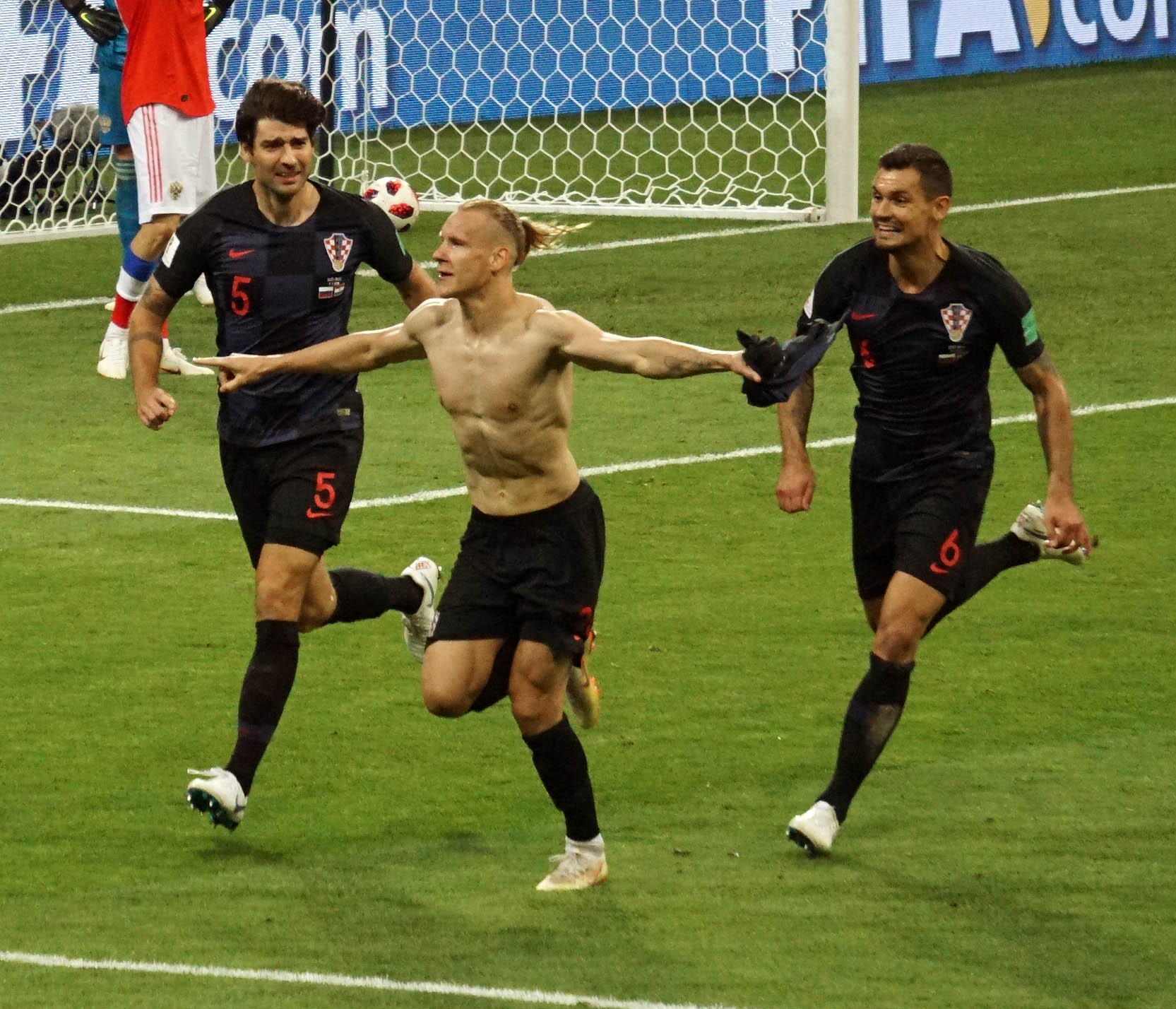 ドマゴイ・ヴィダ(中央)が2018 FIFAワールドカップ準々決勝のロシア戦でゴールを決めた後、ヴェドラン・チョルルカ(左)とデヤン・ロヴレン(右)と共に祝う様子。