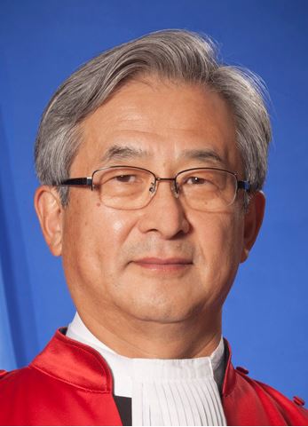 권오곤 재판관의 모습