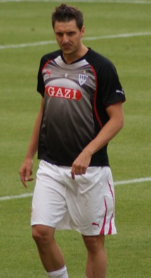 2010년 8월 VfB 슈투트가르트 훈련 중 몸을 푸는 쿠즈마노비치.