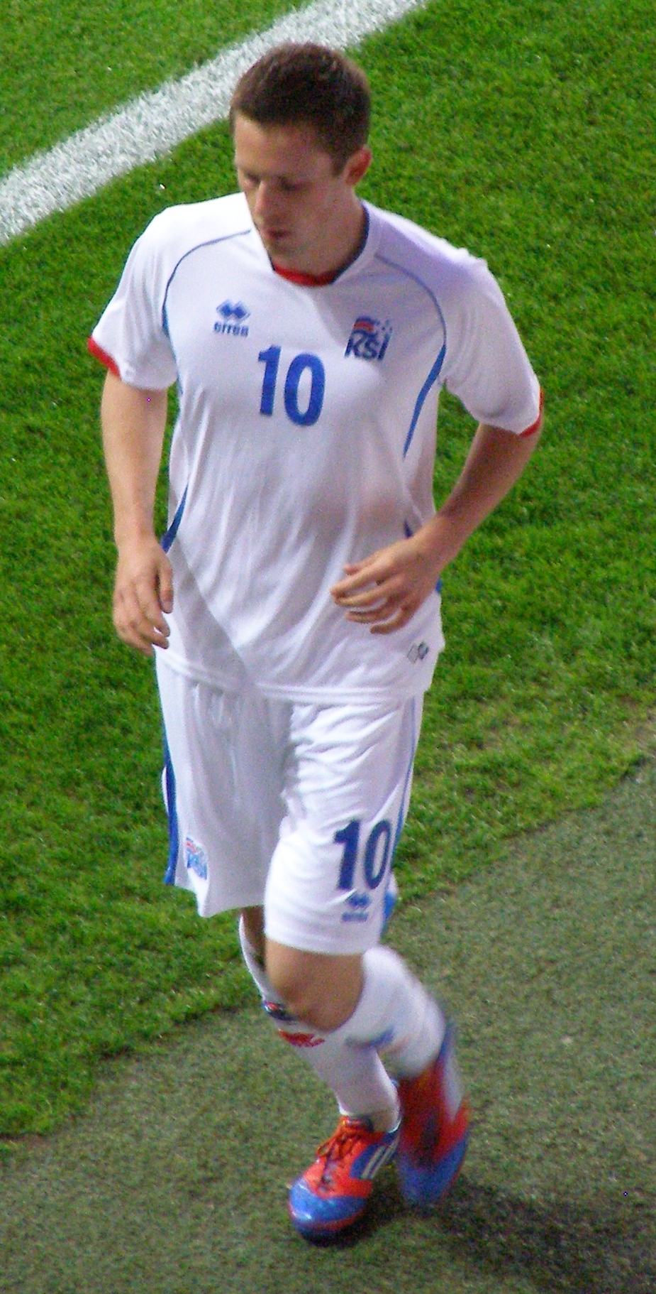 Gylfi thi đấu cho Iceland năm 2012