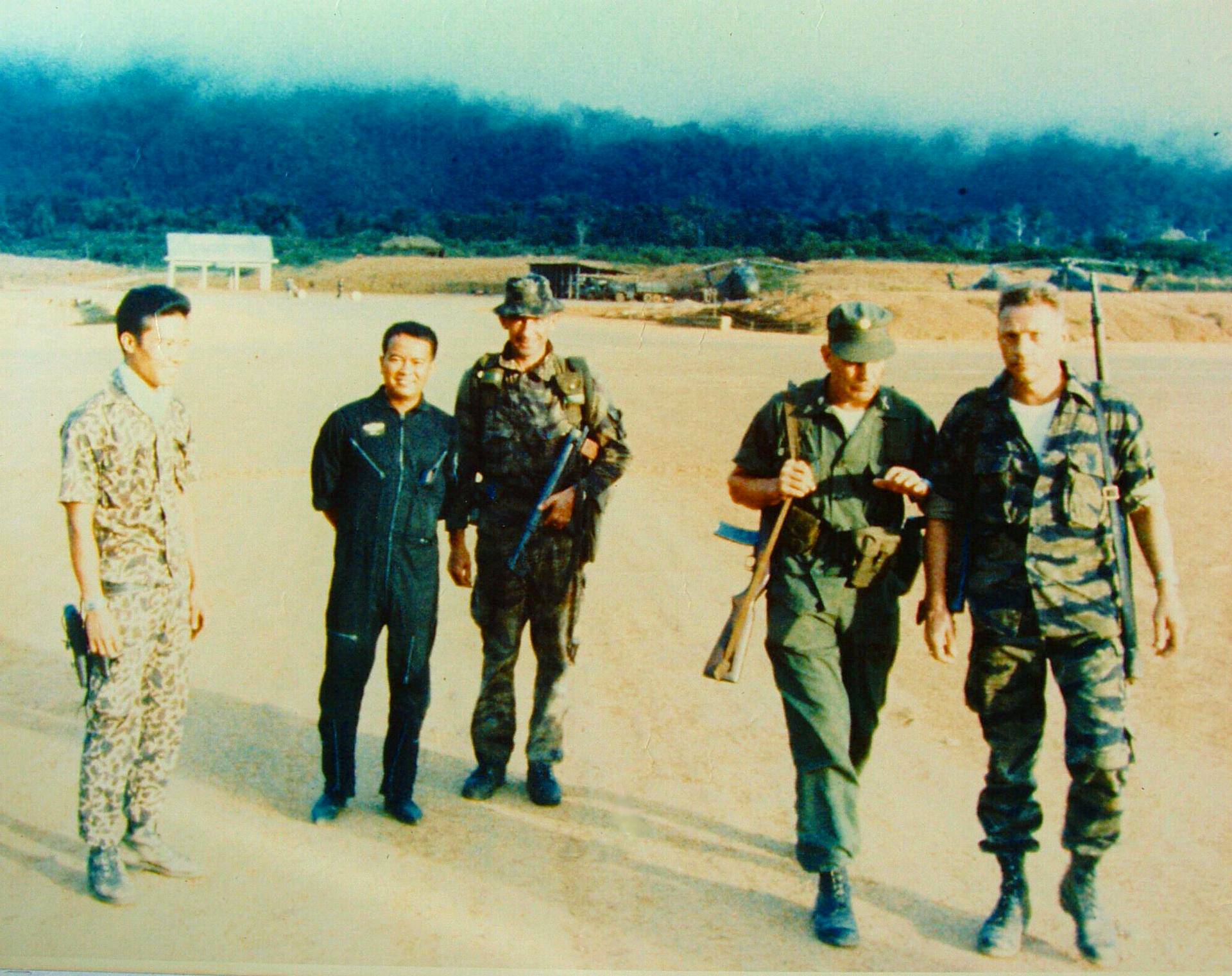 1965년 10월 15일, 베트남 캄득에서 정찰팀이 임무를 떠나기 전 촬영된 라우리 퇴르니의 마지막 사진. 사진에는 베트남 조종사, 찰스 페트리 정찰팀장, 레이 콜 중령, 래리 손 대위가 있다.