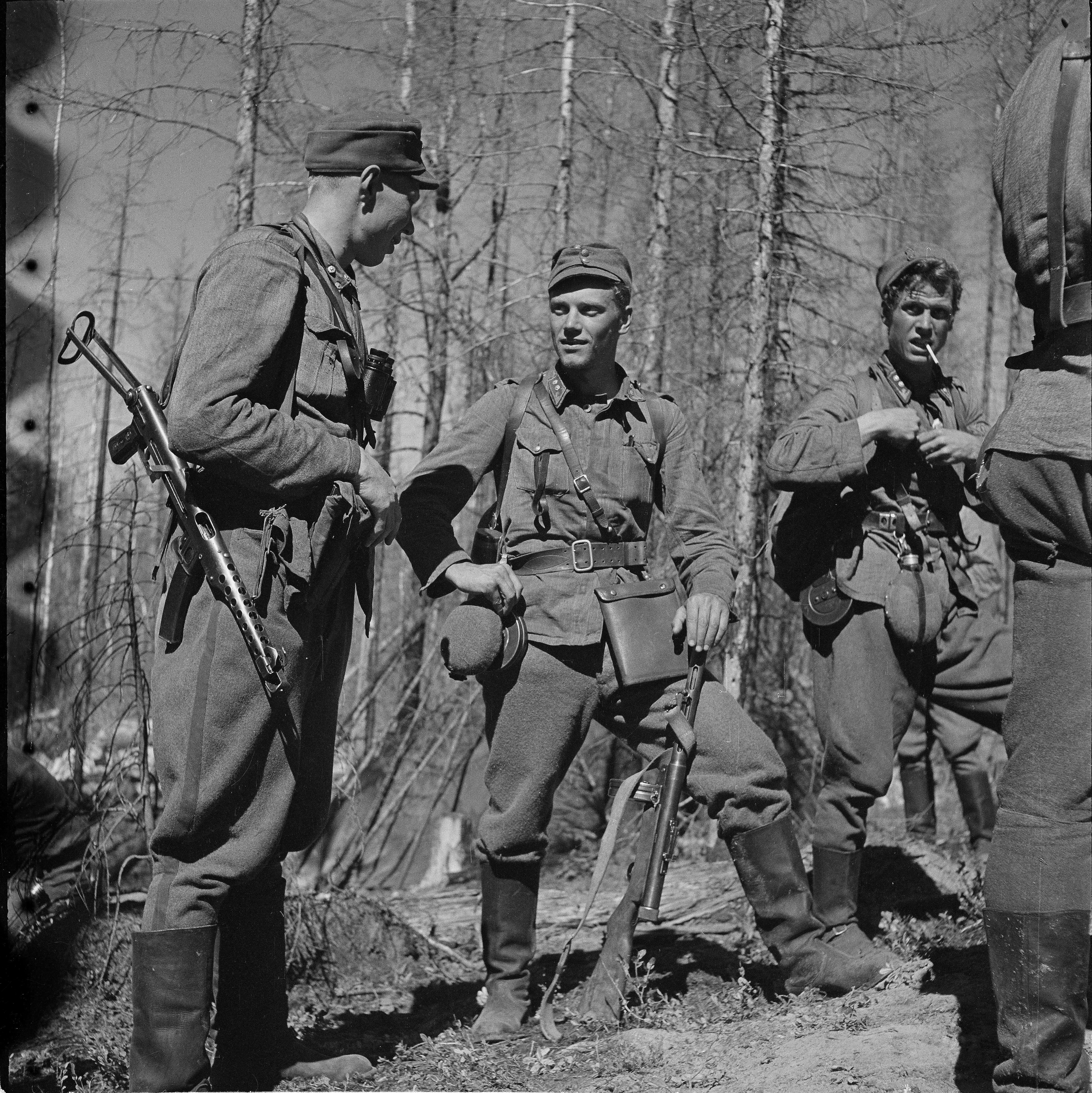 フィンランド陸軍中尉時代のトルニ(中央、1944年7月27日)