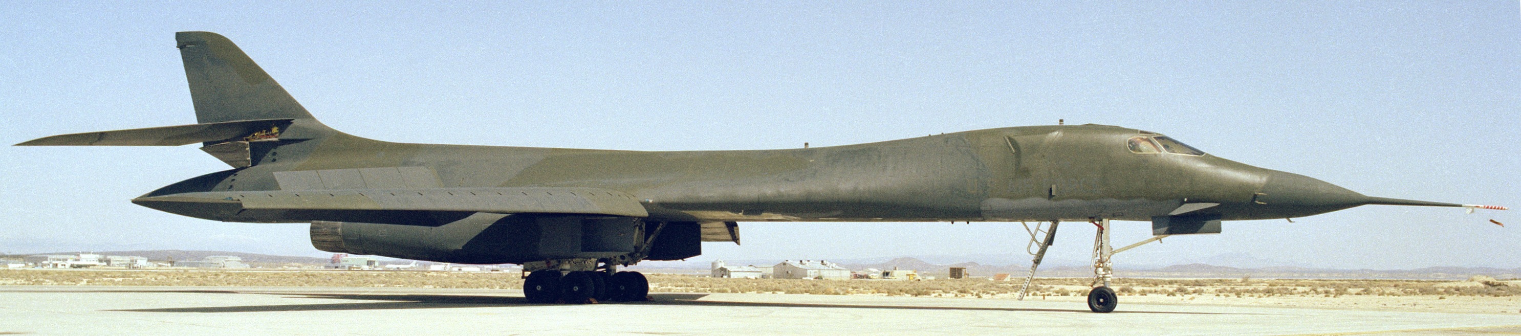  1984년 지상에 있는 B-1A의 오른쪽 측면도