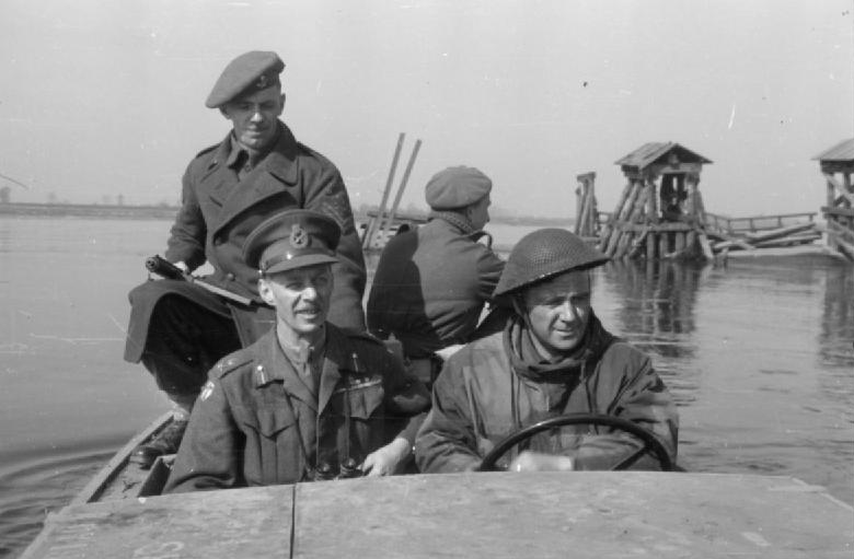 1945년 3월 라인강을 건너는 뎀프시 장군.