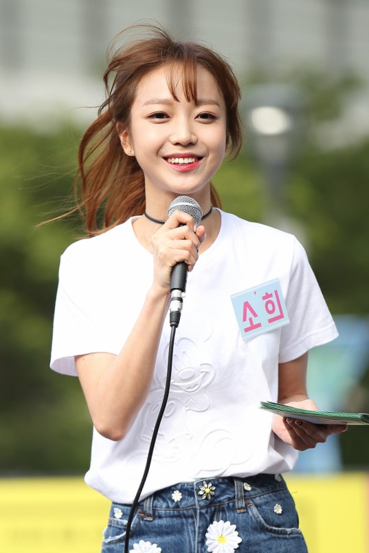 Kim So-hee semasa persembahan busking Song Yuvin pada Jun 2016.