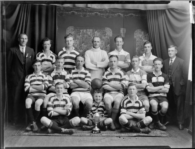 1926년 중국 거주자 챌린지 컵 우승팀인 뉴플리머스 축구팀의 초상화