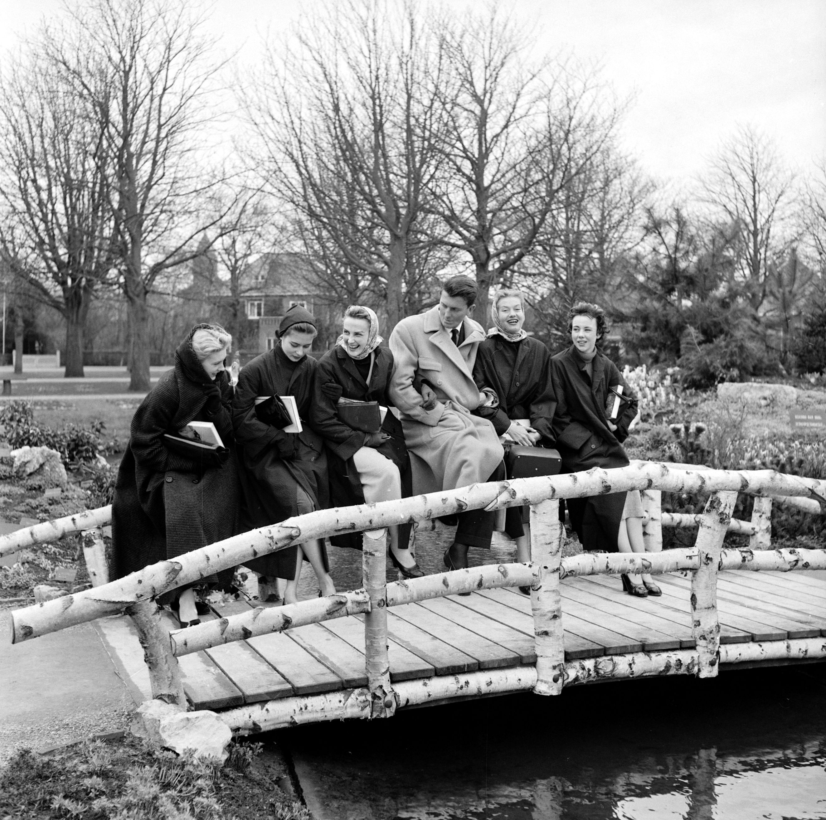 Hubert de Givenchy bersama model di Pameran Bunga Antarabangsa Flora 1953 di Heemstede, Belanda.