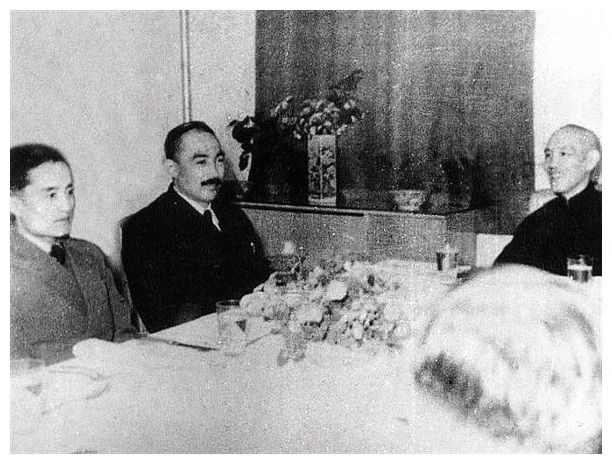 Ehmetjan Qasim and Abdulkerim Abbas with Chiang Kai-shek in Nanjing on November 22, 1946