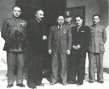 Ehmetjan Qasim and Abdulkerim Abbas with Sun Fo in Nanjing on November 24, 1946.