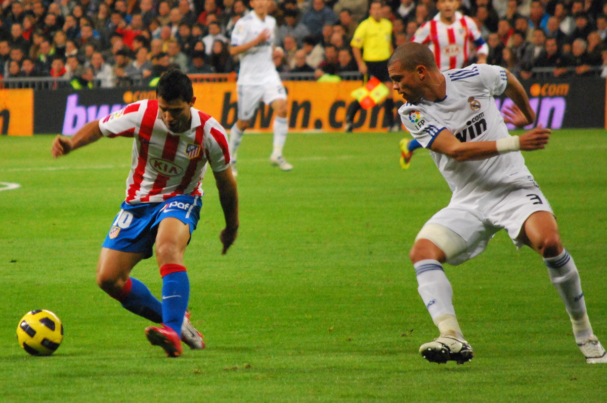 Pepe chasing down Sergio Agüero of Atlético Madrid in 2010