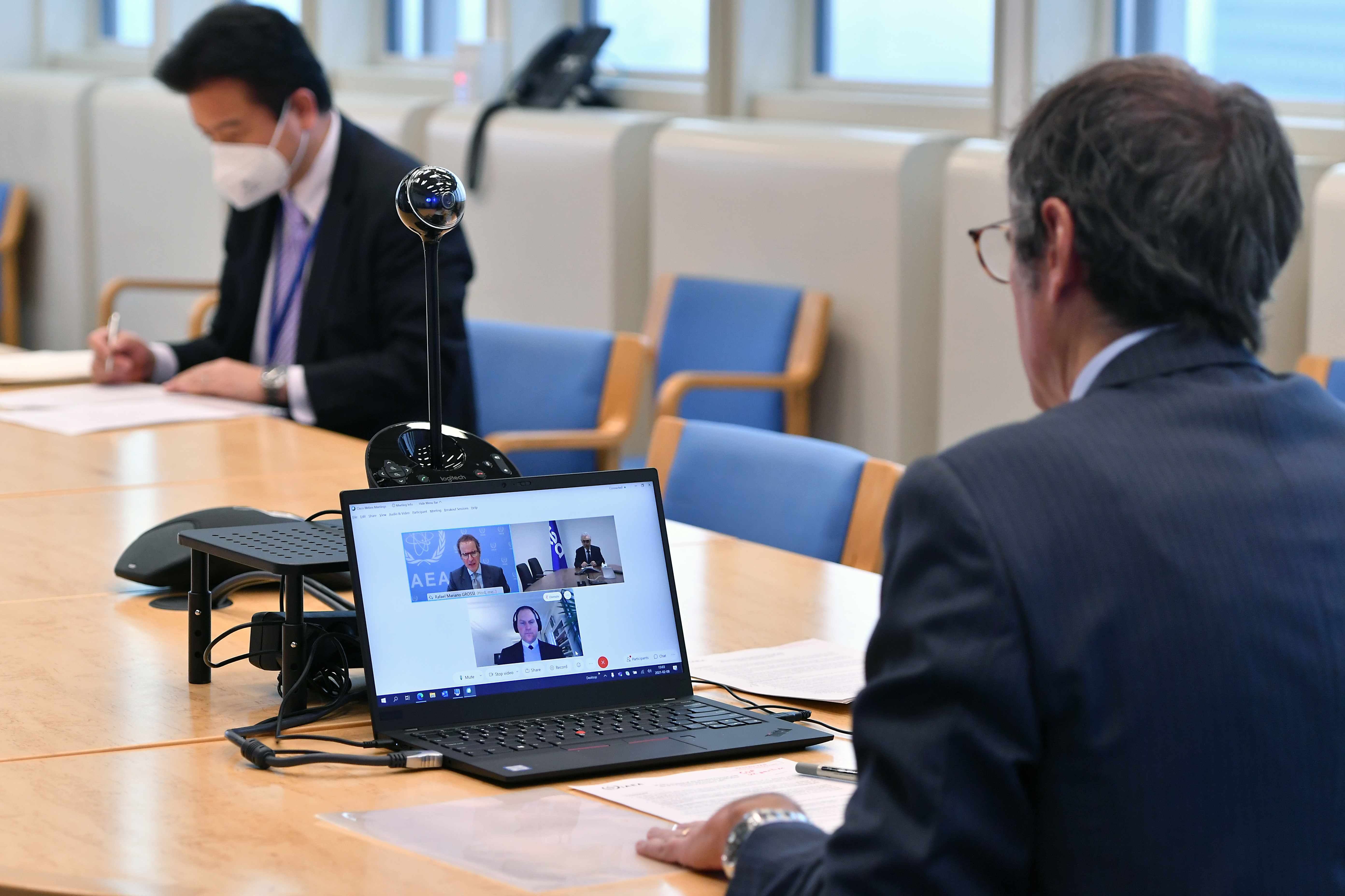가상 공동체에서 상호 작용의 매개체로서 진행 중인 화상 회의 이미지