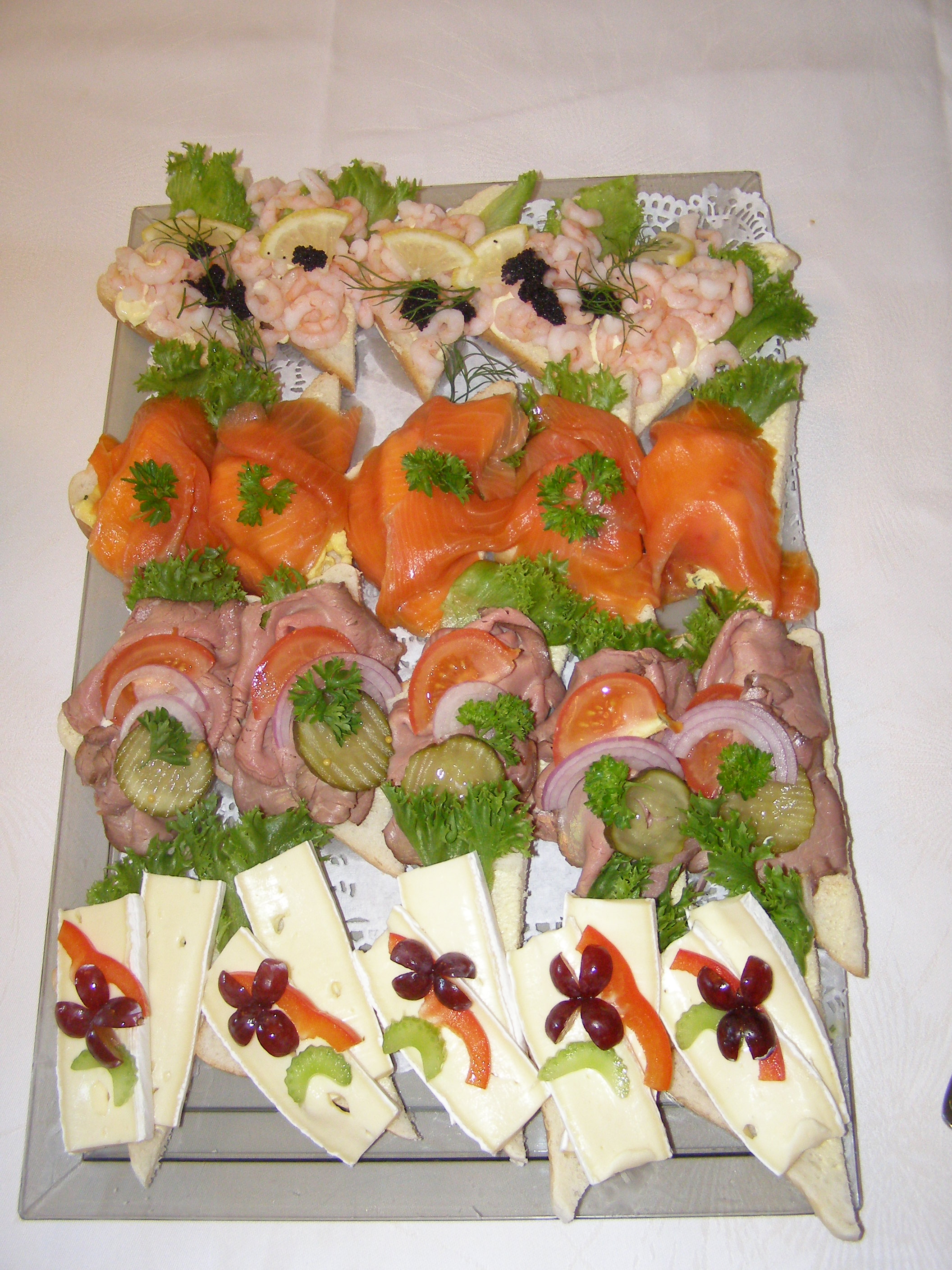 Smørbrød ialah sandwic terbuka Scandinavia yang terdiri daripada sepotong roti rai mentega, di atasnya diletakkan potongan sejuk, ikan, keju, atau sapuan.