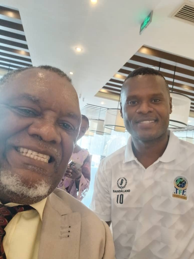 Mbwana Samatta (phải) trong màu áo đội tuyển quốc gia vào năm 2024.