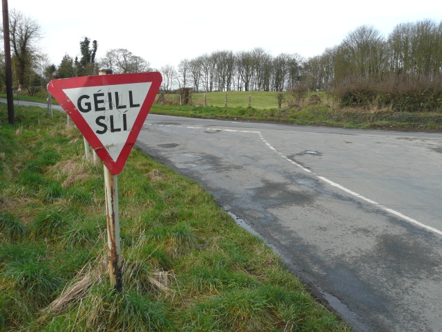 アイルランド語で書かれた道路標識(訳：ゆずれ)