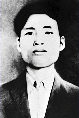 옅은 셔츠와 어두운 재킷을 입은 젊은 남자
