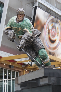 Statue of Modano outside of the American Airlines Center in 2024.