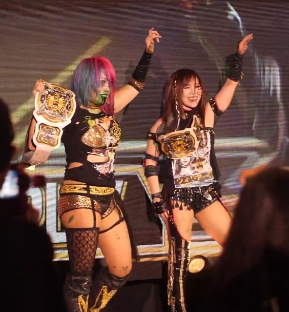 The Kabuki Warriors (Asuka dan Kairi Sane) sebagai Juara Pasukan Tag Wanita WWE pada tahun 2019.
