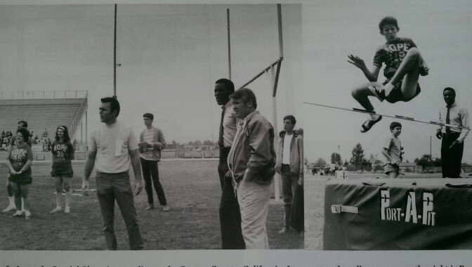 Rafer Johnson bersama atlet Sukan Olimpik Khas pada tahun 1972.