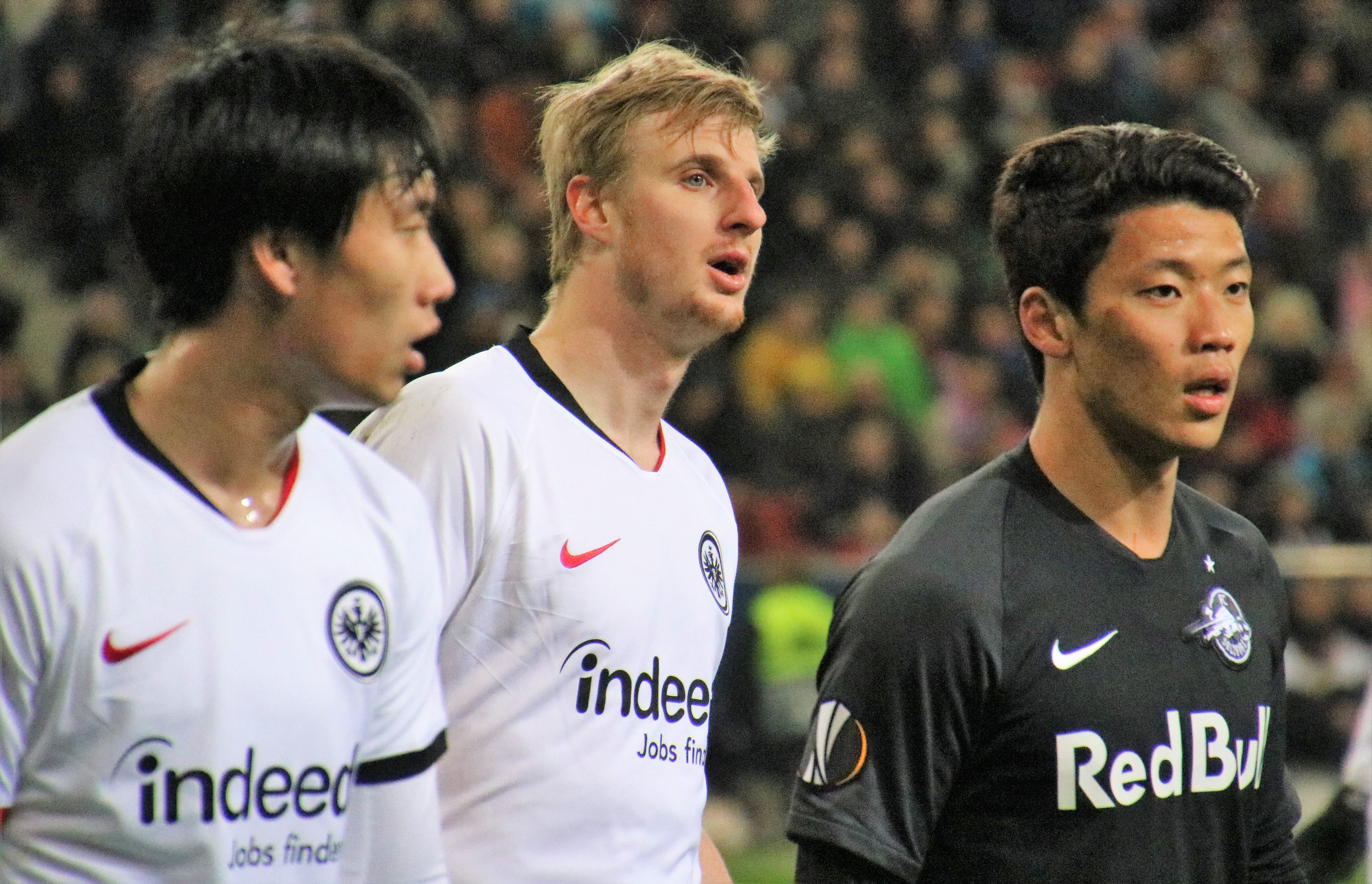Kamada pictured with Martin Hinteregger and Hwang Hee-chan prior to the second leg of UEFA Europa League's round of 32 match against Red Bull Salzburg.