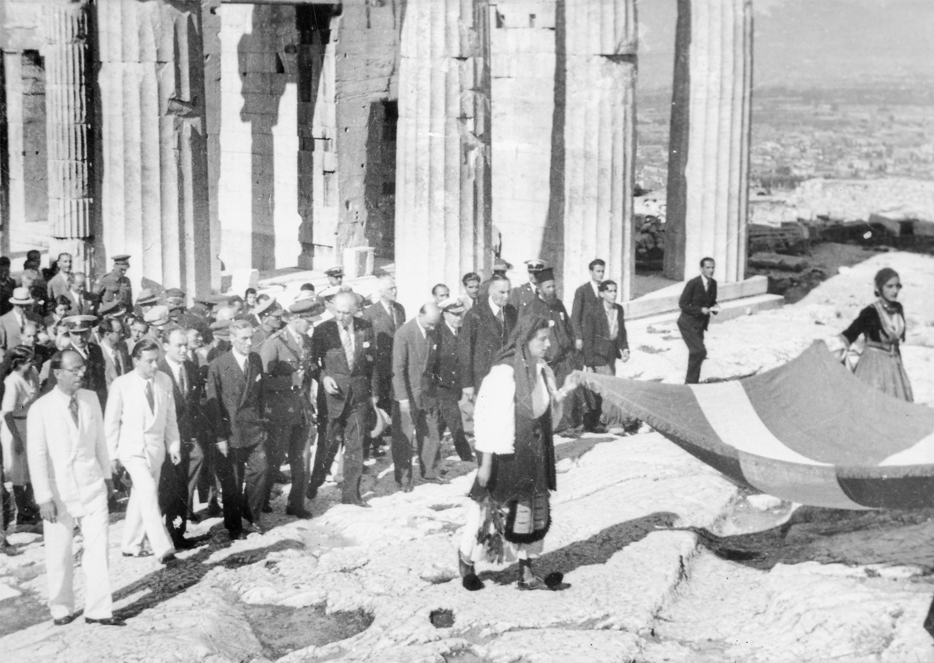 Georgios Papandreou dan lain-lain di Akropolis Athens, selepas pembebasan daripada kuasa-kuasa Paksi.