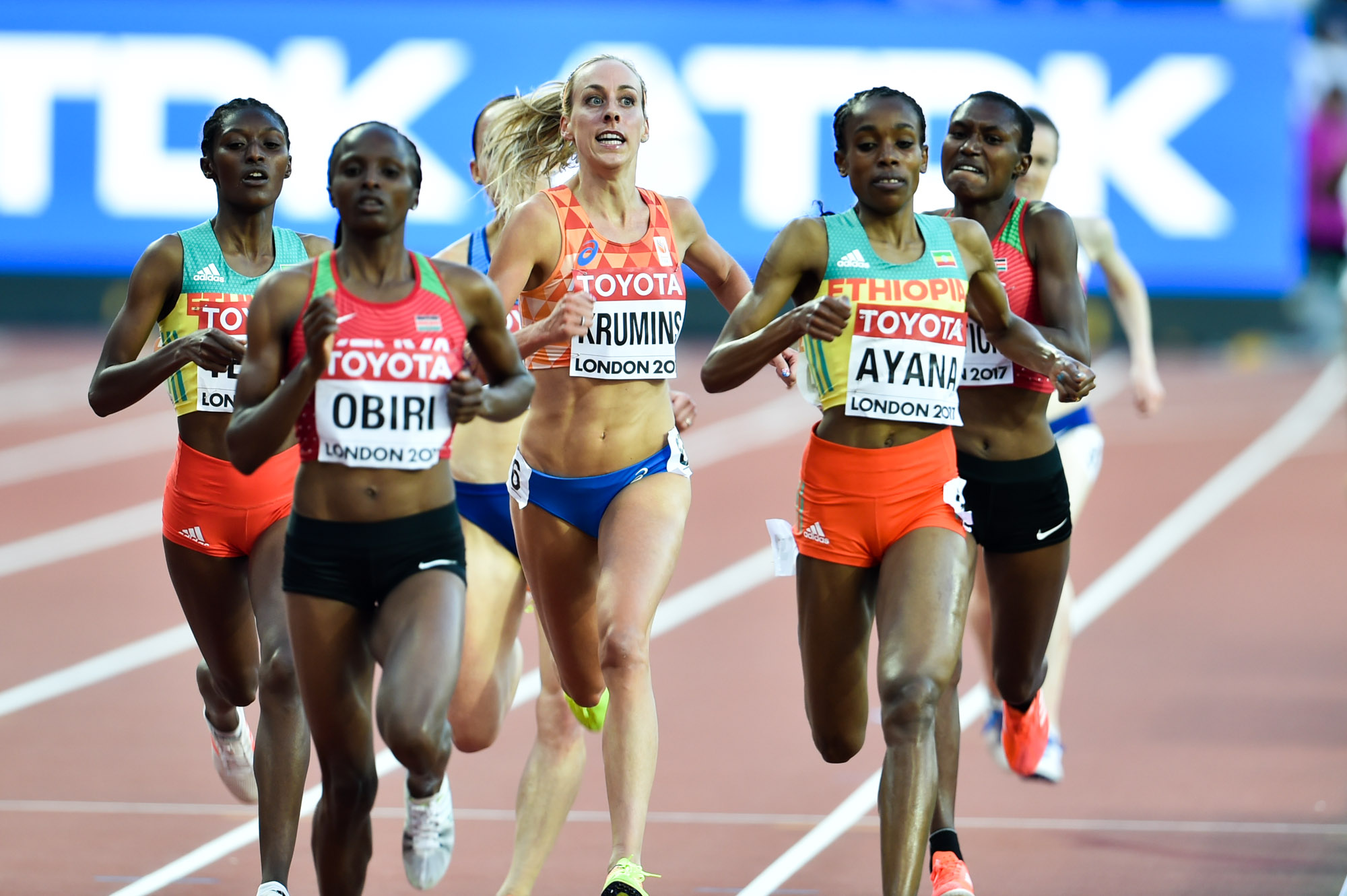 2017년 런던 세계 육상 선수권 대회 5000m 예선 중인 알마즈 아야나. 이 대회에서 은메달을 획득했다.