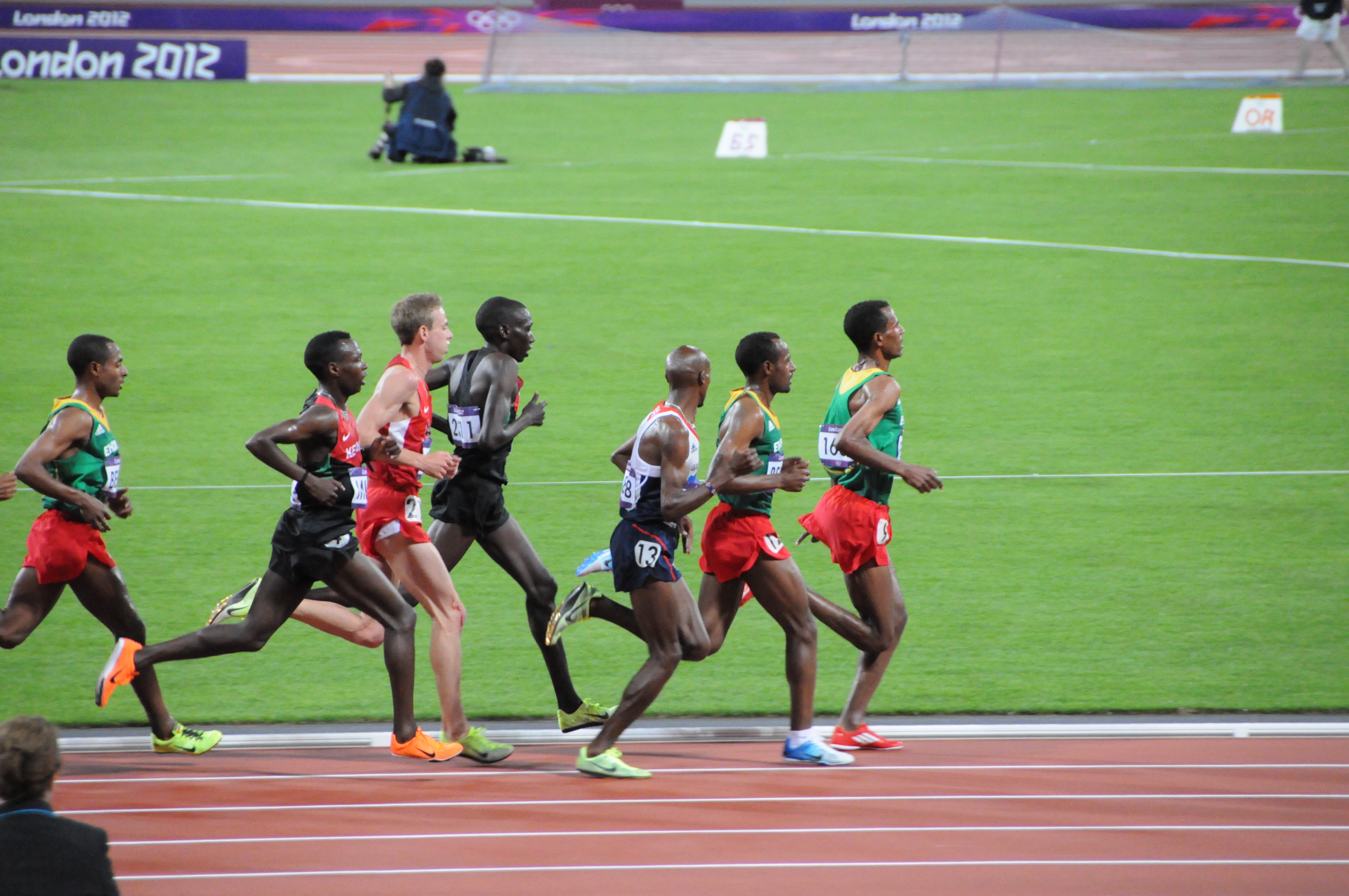 2012年ロンドンオリンピック男子10000メートル走決勝で先頭集団を追うケネニサ。