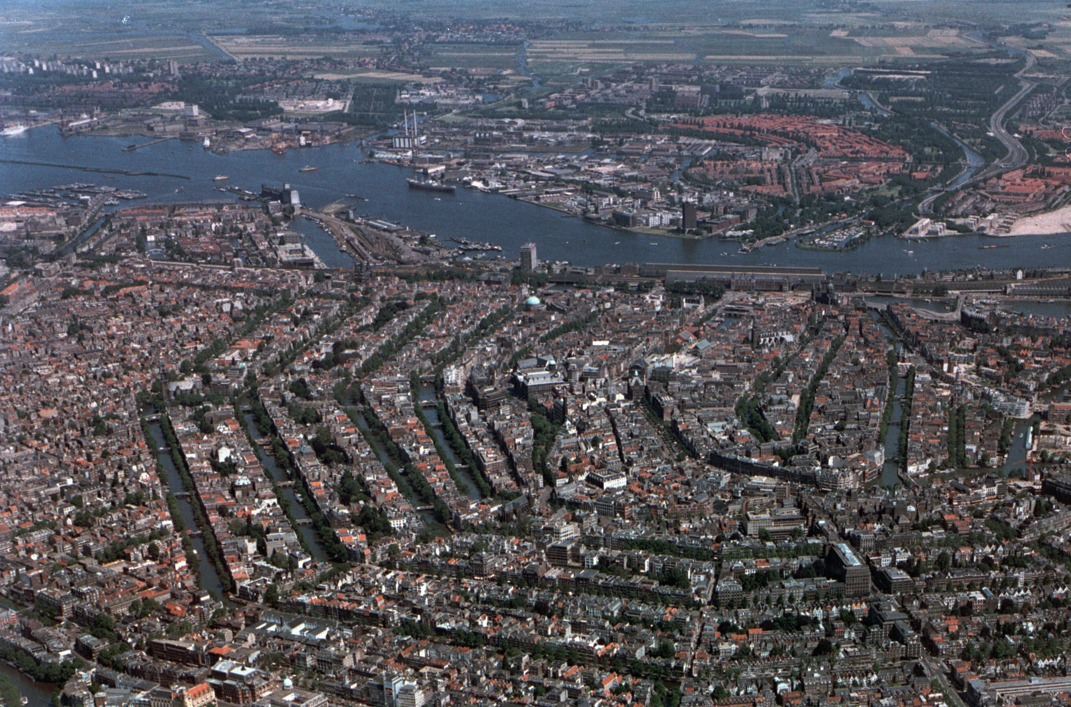 オランダ最大の経済都市であるアムステルダム。欧州有数の世界都市でもある。