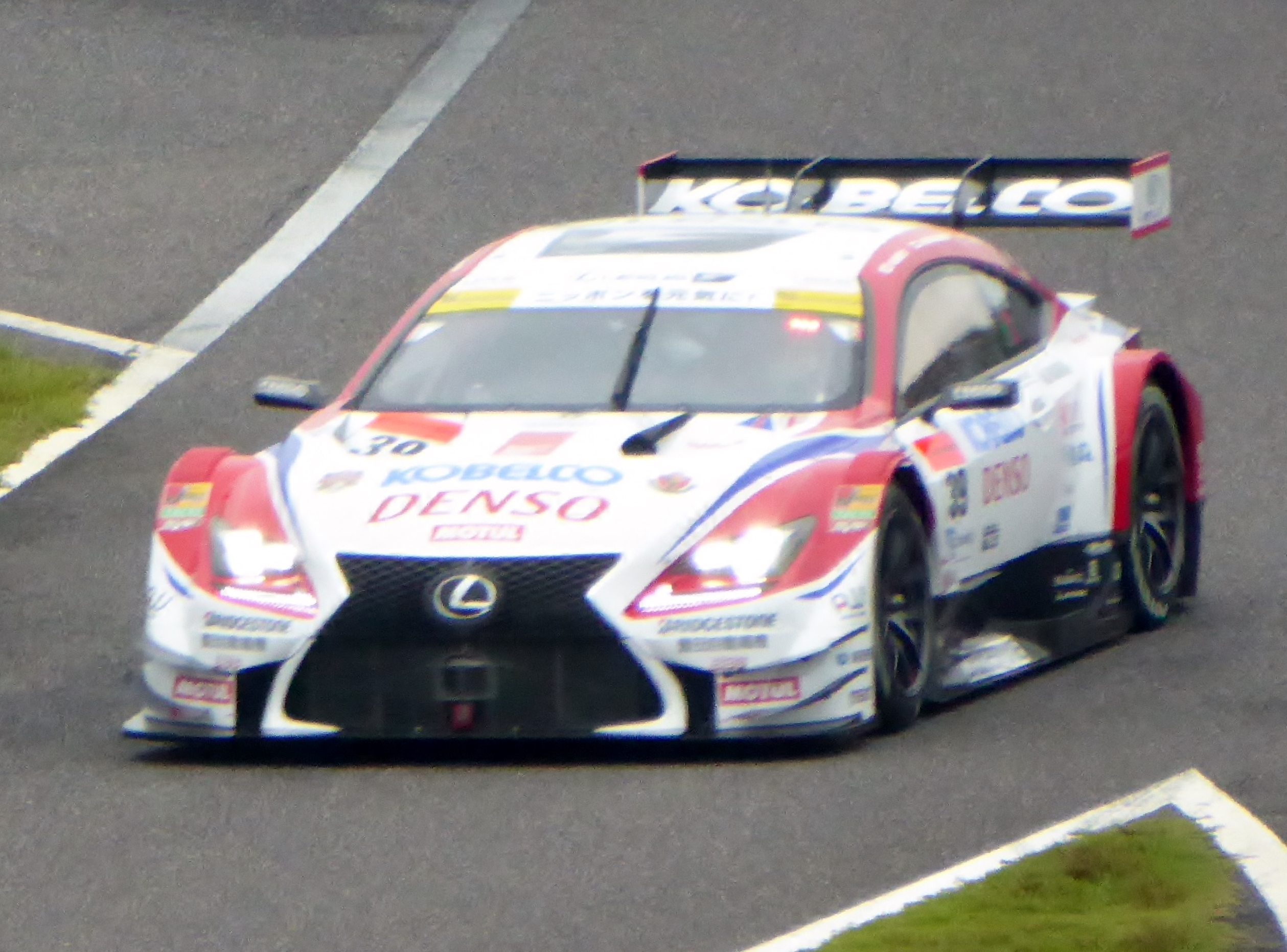 코발라이넨이 운전하는 덴소 코벨코 SARD RC F