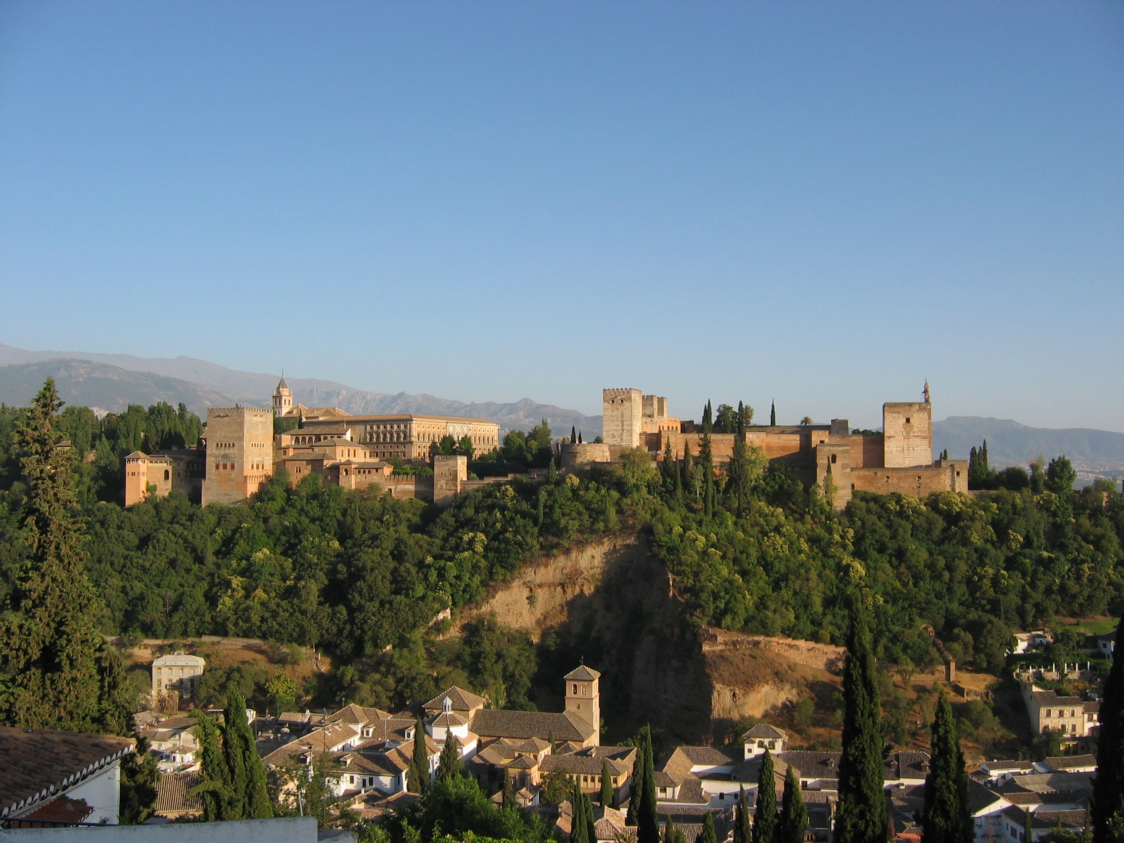 Istana Alhambra di Granada, dari Albaicín.