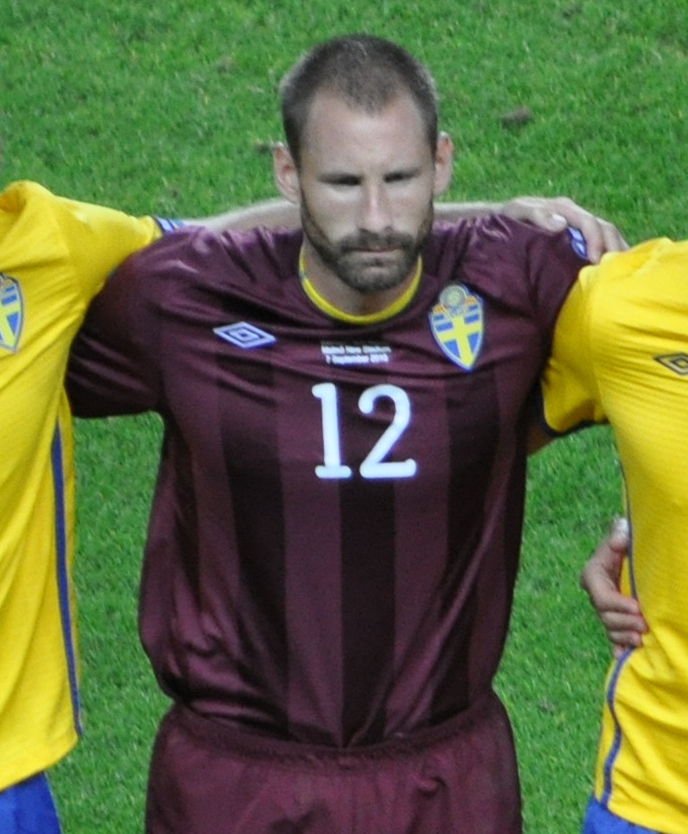 2010년 9월 7일 산마리노와의 UEFA 유로 예선전을 앞두고 스웨덴 선수단과 함께 서 있는 빌란드