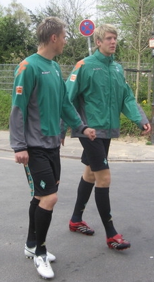 2010년 당시 팀 동료 페터 니마이어와 함께 훈련장으로 향하는 로센베리