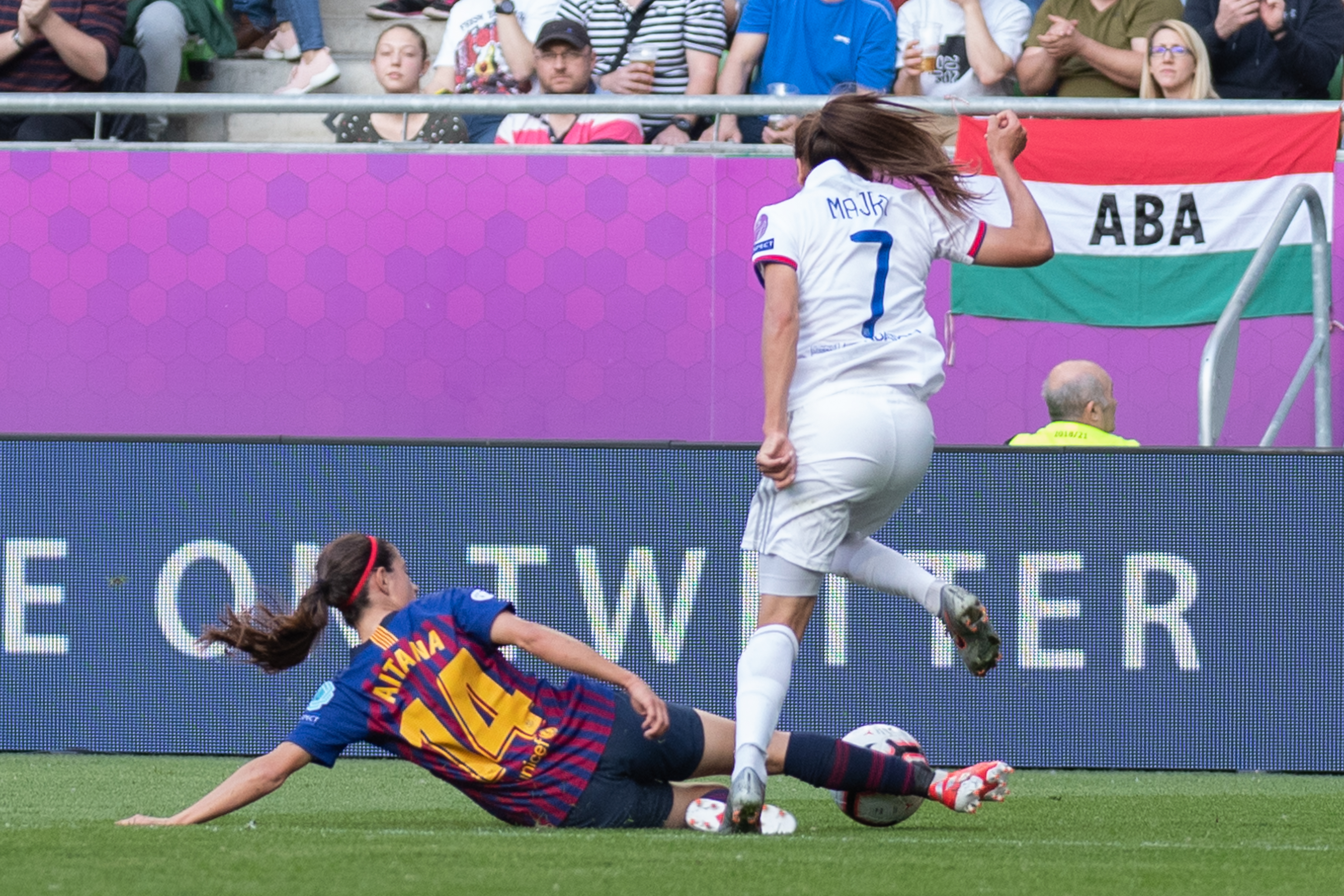 2019 UEFA 여자 챔피언스리그 결승전에서 리옹의 아멜 마즈리를 슬라이딩 태클하는 본마티