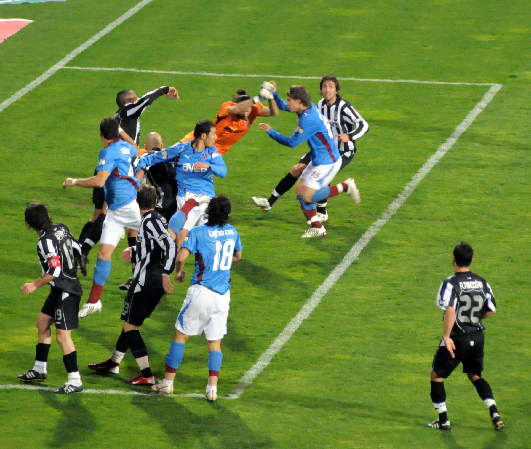 Rüştü (áo cam) trong màu áo Beşiktaş đối đầu với Trabzonspor vào tháng 3 năm 2008
