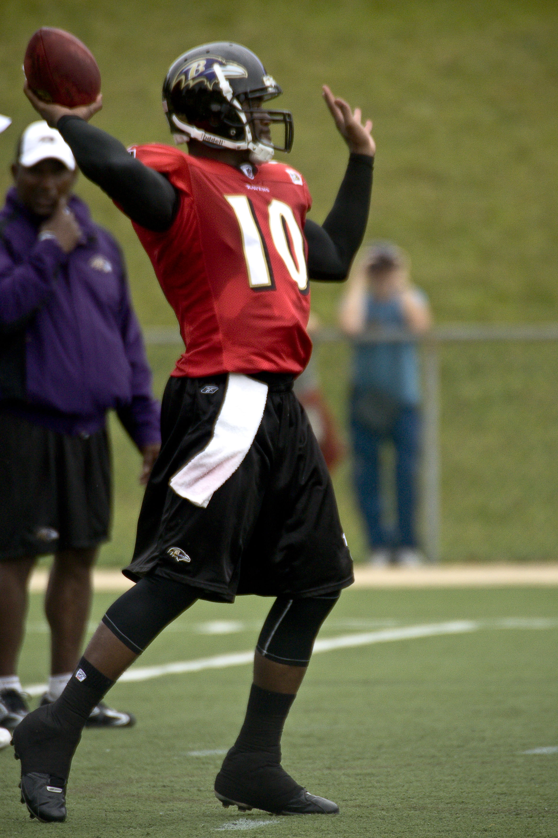 A picture of Troy Smith throwing a pass.