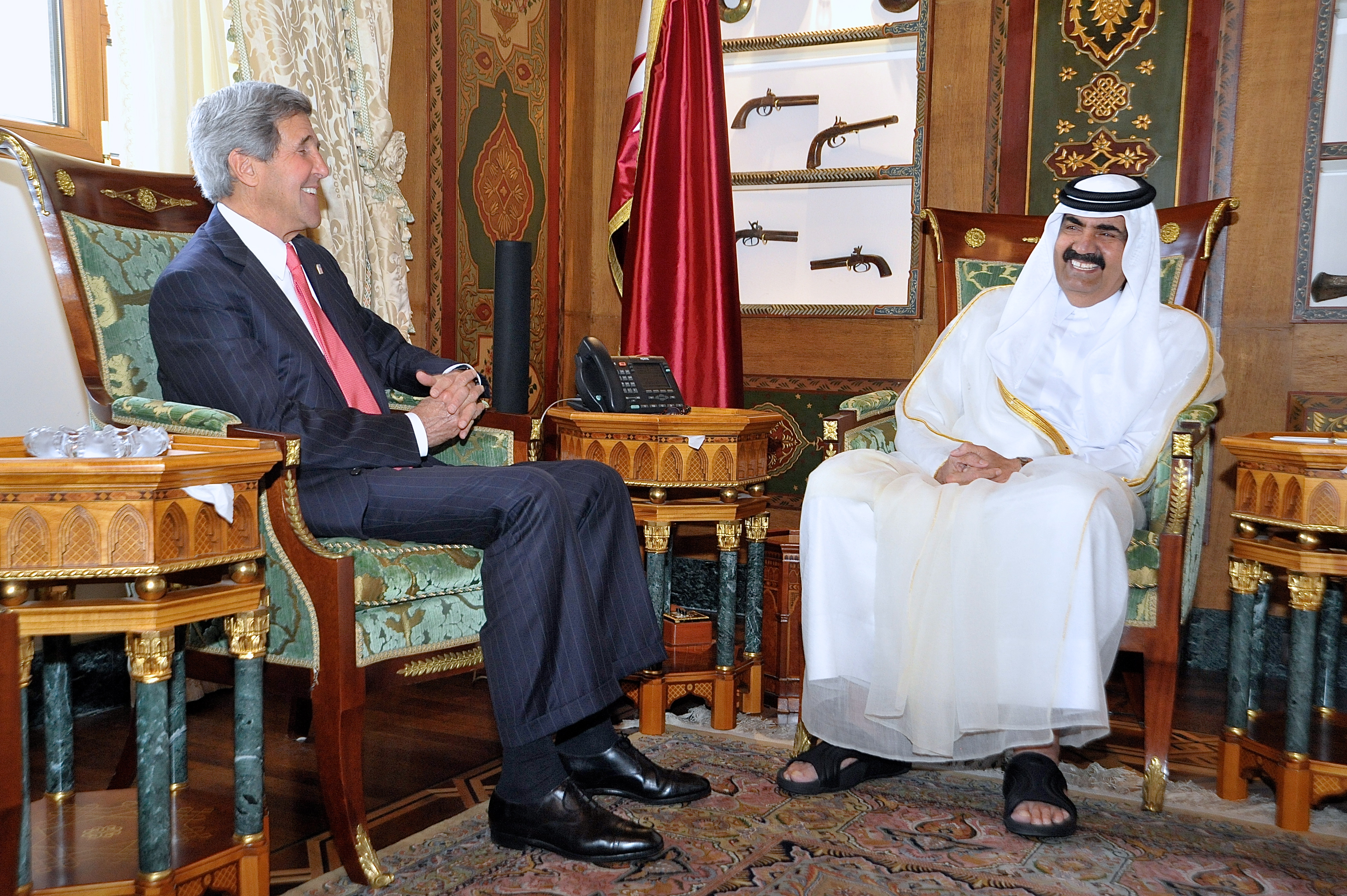 Cựu tiểu vương Hamad bin Khalifa Al Thani và Ngoại trưởng Hoa Kỳ John Kerry năm 2013.