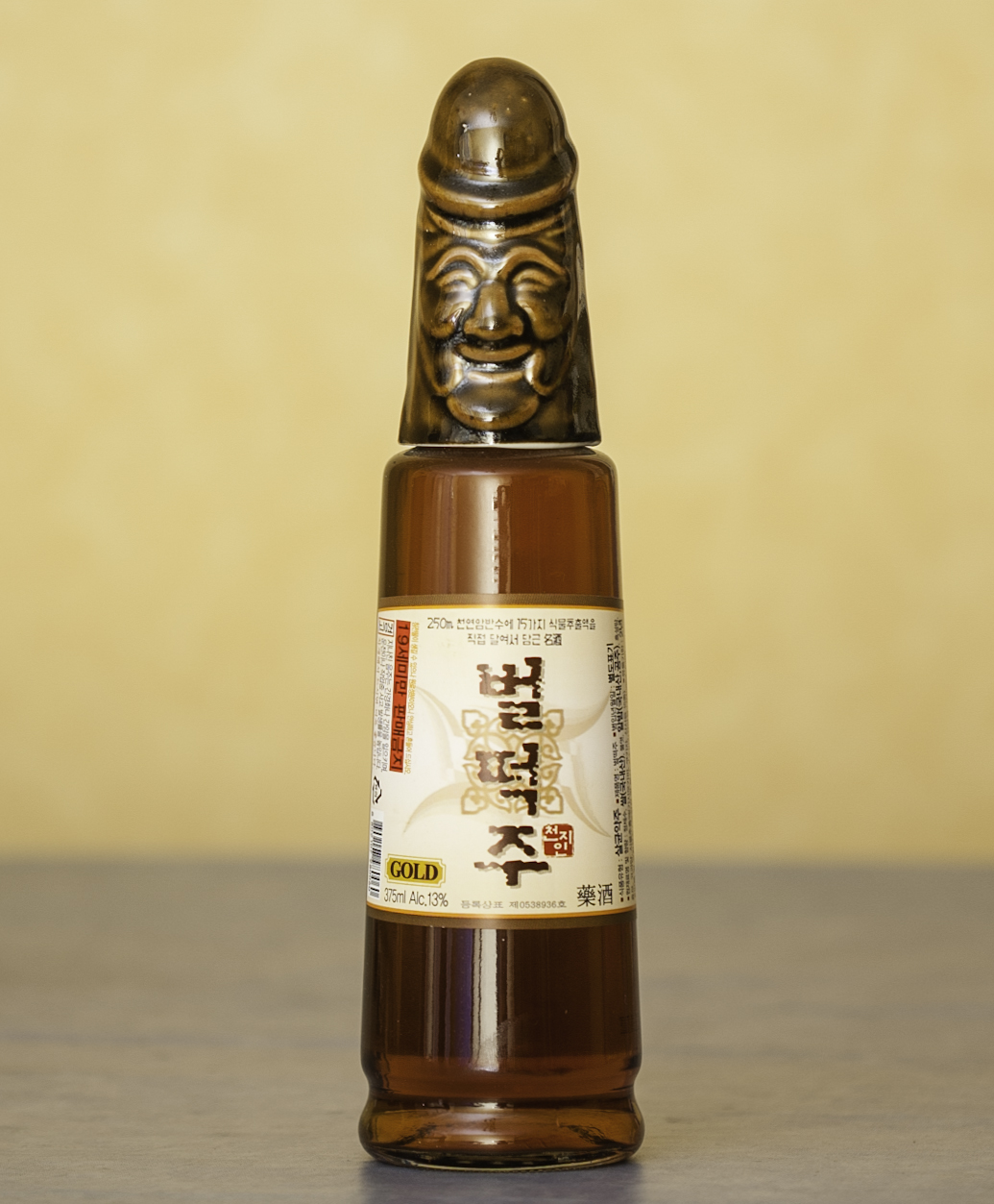 병 뚜껑이 웃는 남근 모양인 병