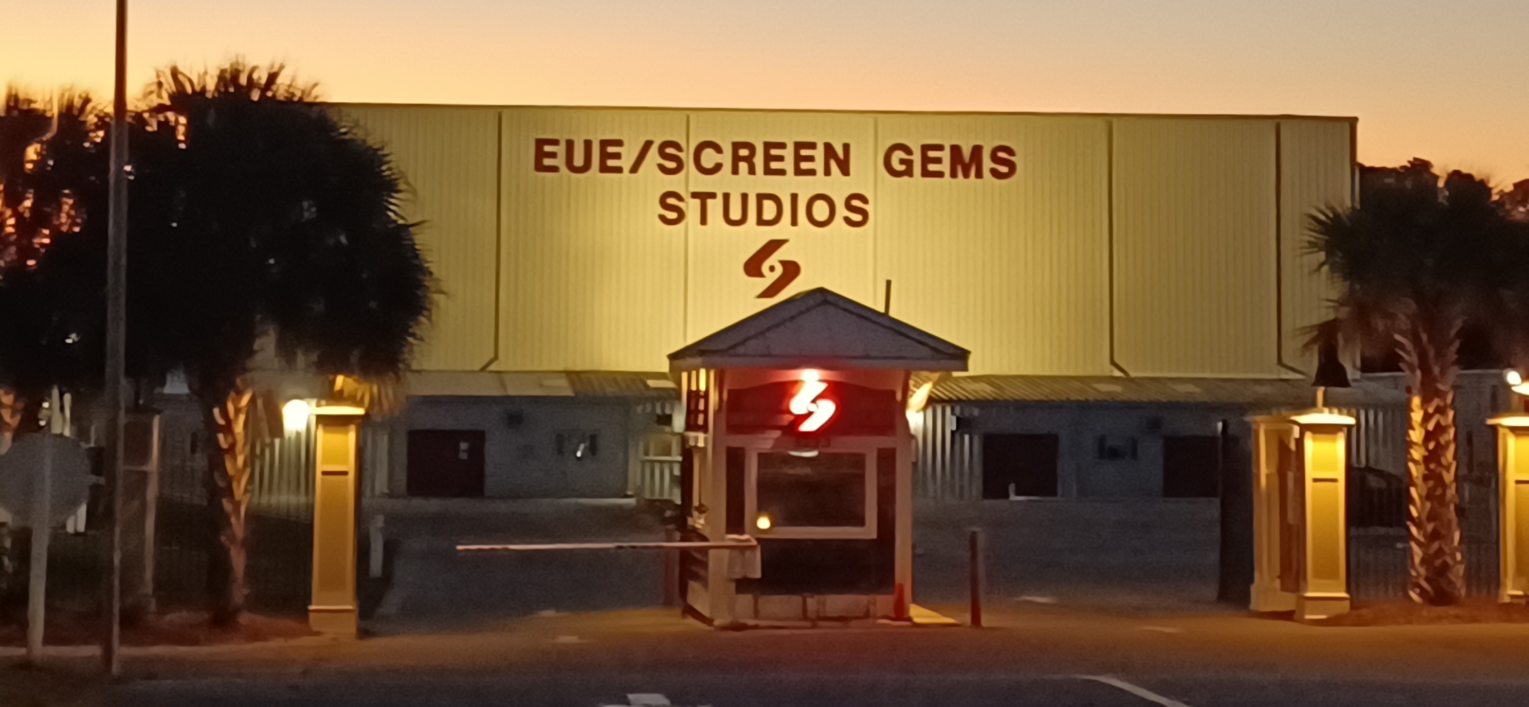 황혼녘 EUE/Screen Gems 윌밍턴 시설 입구