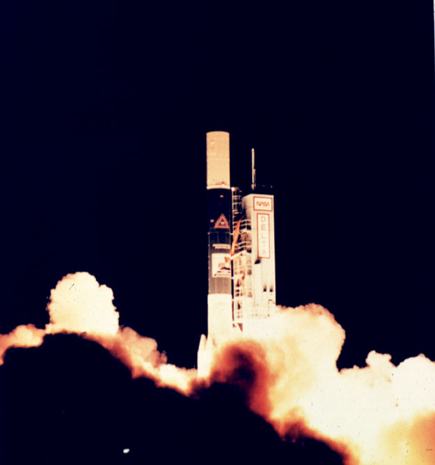 1989년 11월 18일 COBE 우주선의 발사.