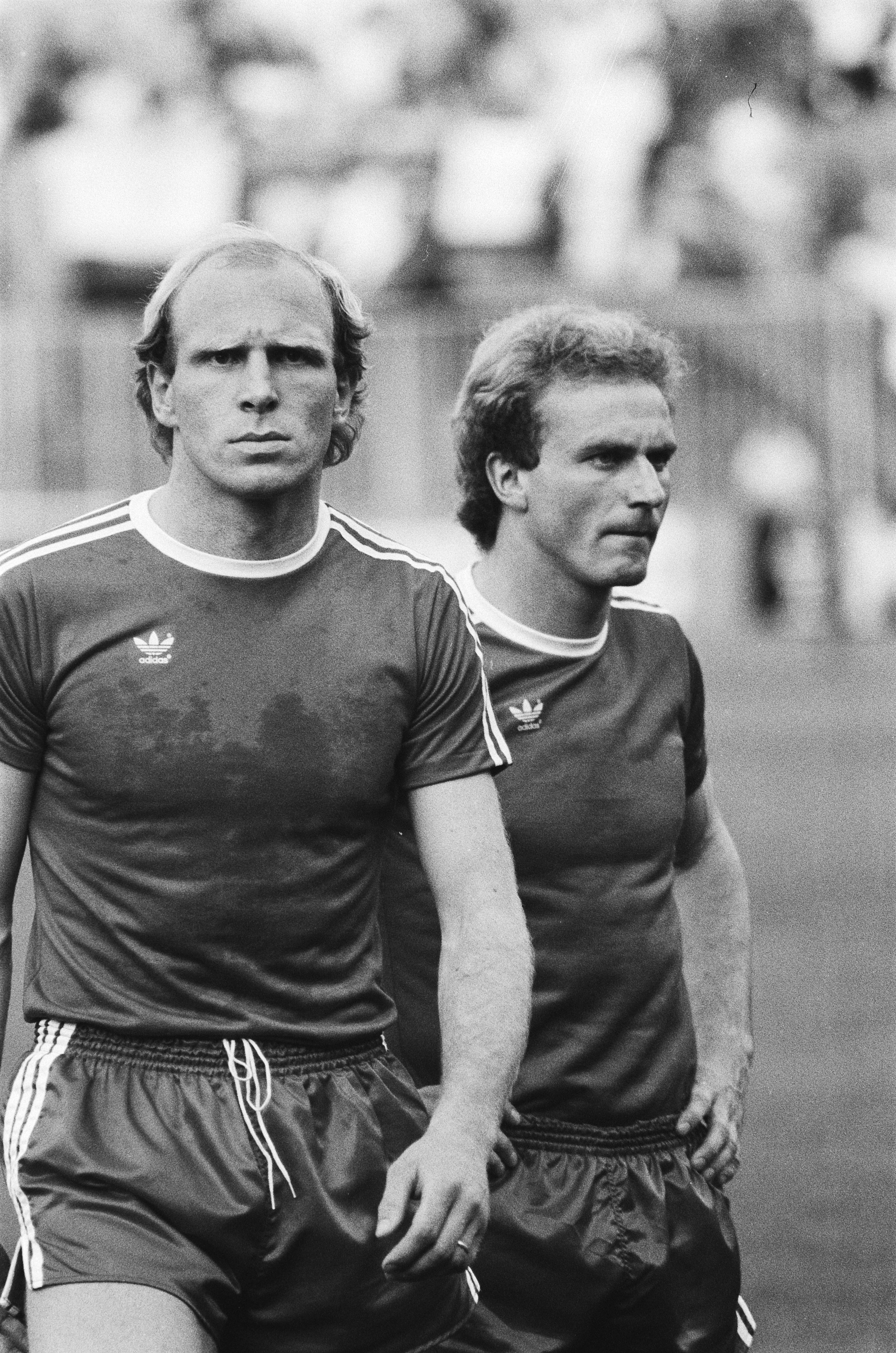 1982년 경기 중인 디터 회네스 (왼쪽).
