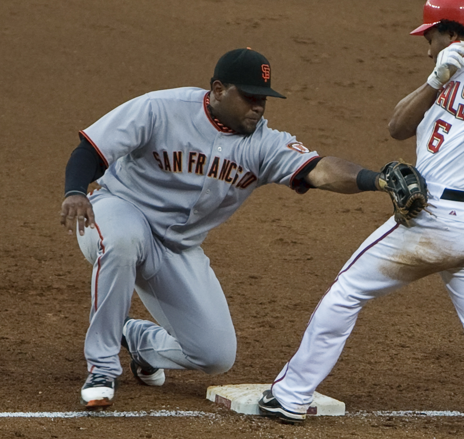 Sandoval melakukan tag ke atas Anderson Hernández di posisi ketiga pada 2011.