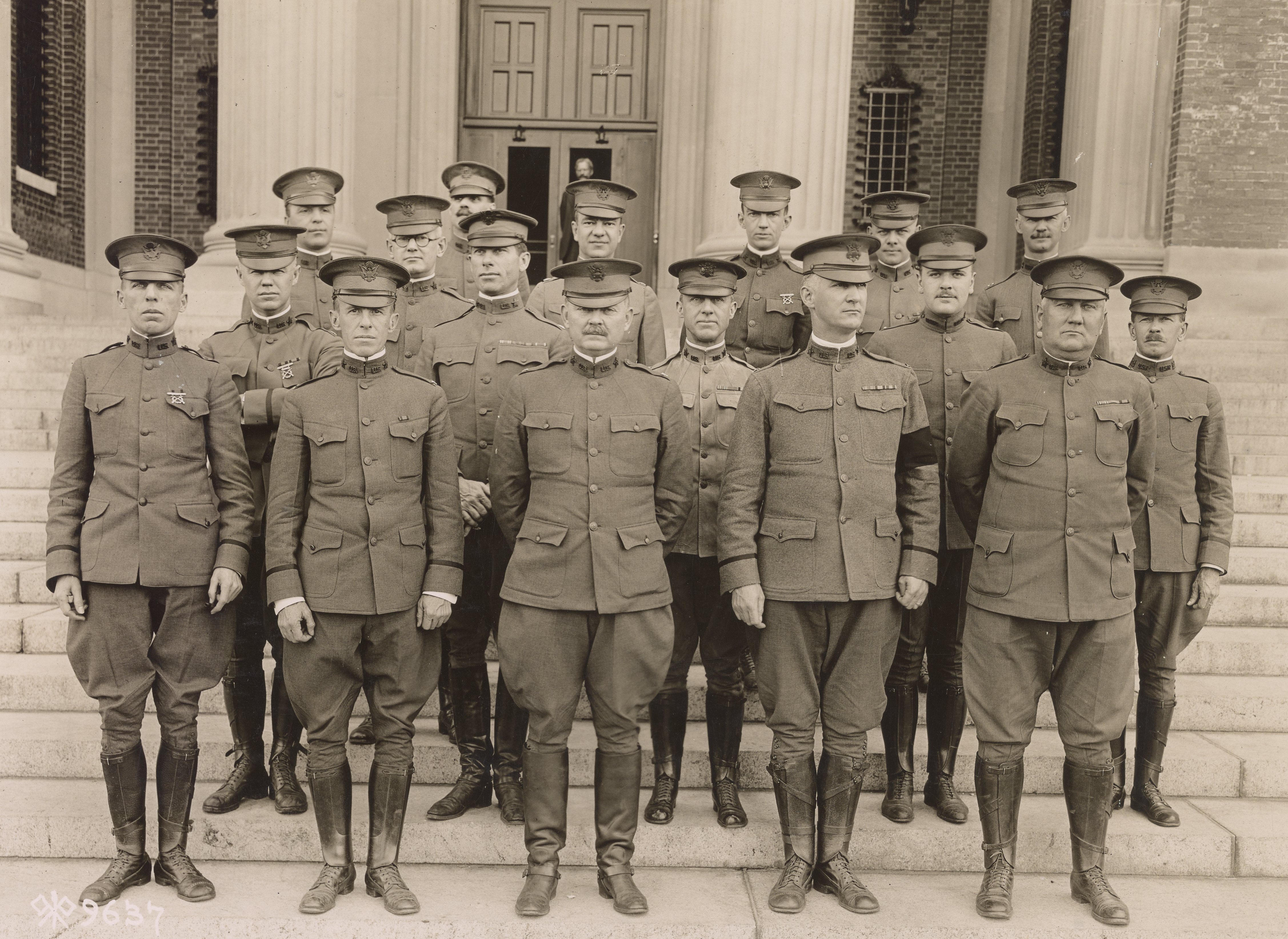1918년 5월 워싱턴 D.C. 육군참모대학 입구 밖에 서 있는 전쟁 계획부 장교들. 로버트 L. 아이첼버거 대위는 뒷줄 왼쪽에서 세 번째에 서 있다.