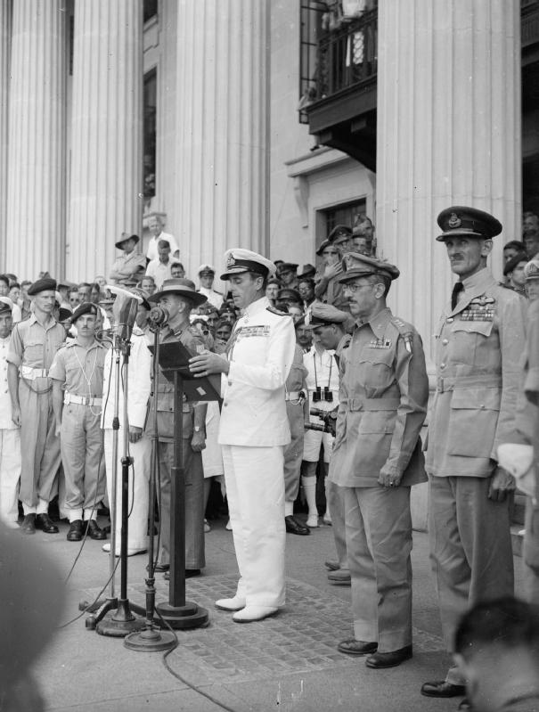 シンガポールの市庁舎の階段で降伏後の演説を行うマウントバッテン、1945年。