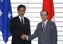 Presiden Negeri Bersekutu Mikronesia Manny Mori (kiri) bersama Perdana Menteri Jepun Yasuo Fukuda (kanan) di Kantei (Kediaman Rasmi Perdana Menteri Jepun) pada 30 November 2007.