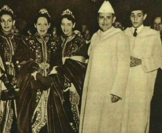 Muhammad V cùng các con gái Công chúa Malika, Aïcha và Nuzha, và con trai Moulay Abdellah vào năm 1950.