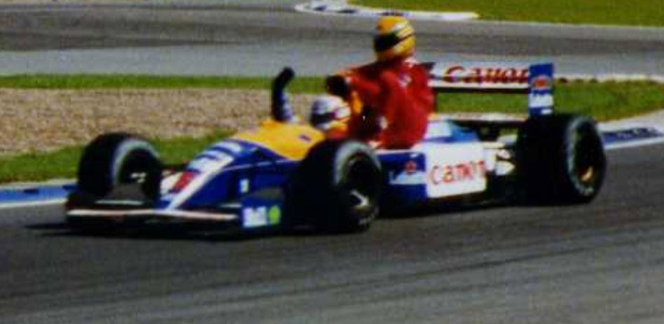 Mansell memberikan tumpangan kepada Ayrton Senna setelah memenangi Grand Prix F1 British 1991.
