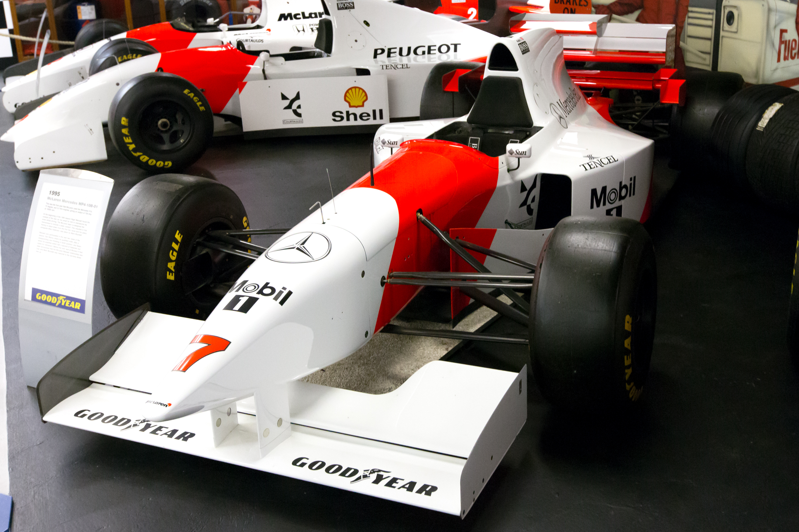 Sebuah McLaren MP4/10B, kereta Grand Prix terakhir Mansell.
