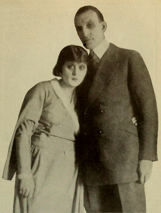 1922년 찰스 브라빈과 함께 있는 테다 바라