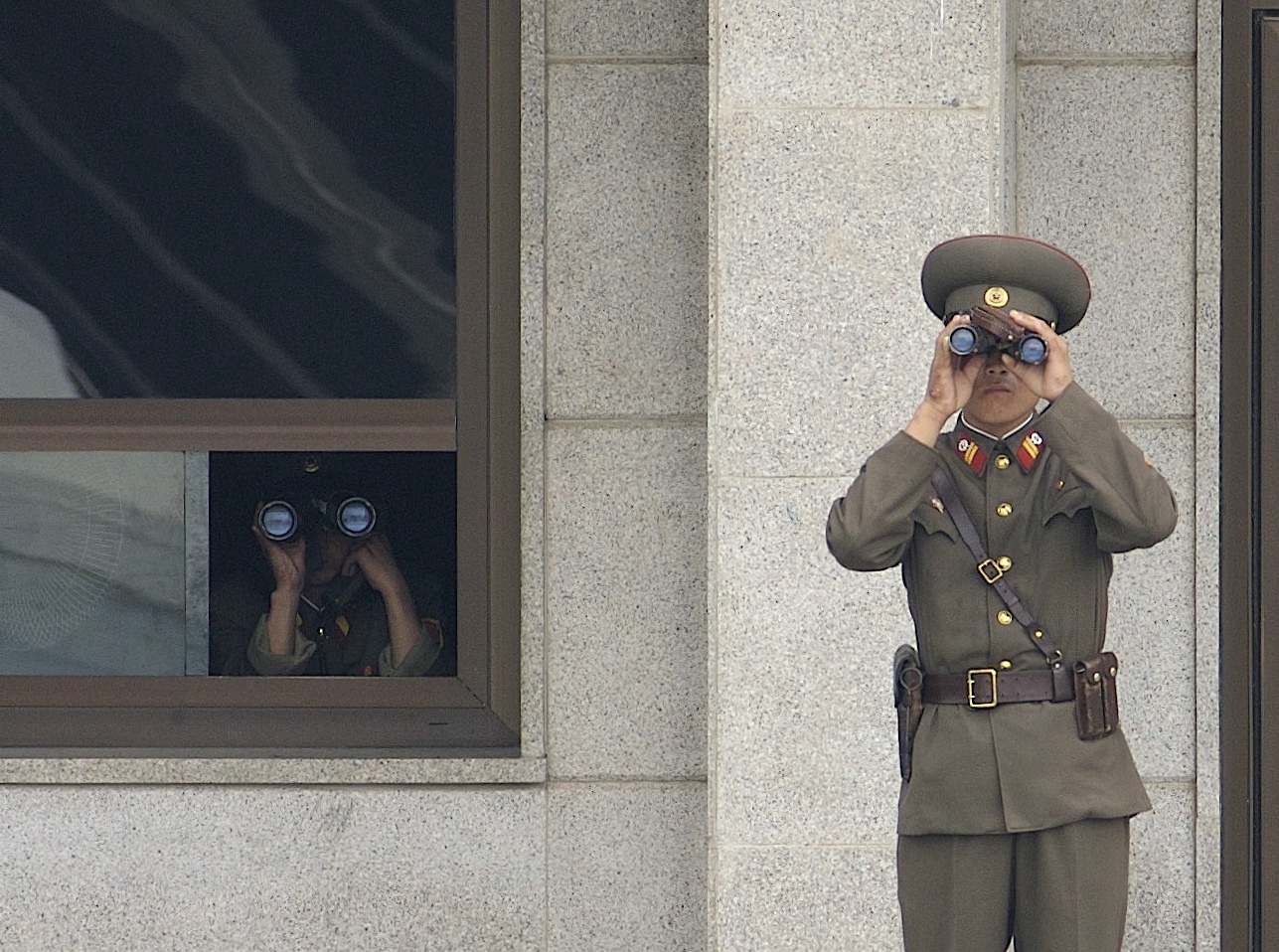 Seorang anggota Tentera Rakyat Korea mengamati sisi sempadan dengan Korea Selatan di Zon Bebas Tentera Korea (DMZ) dengan menggunakan teropong
