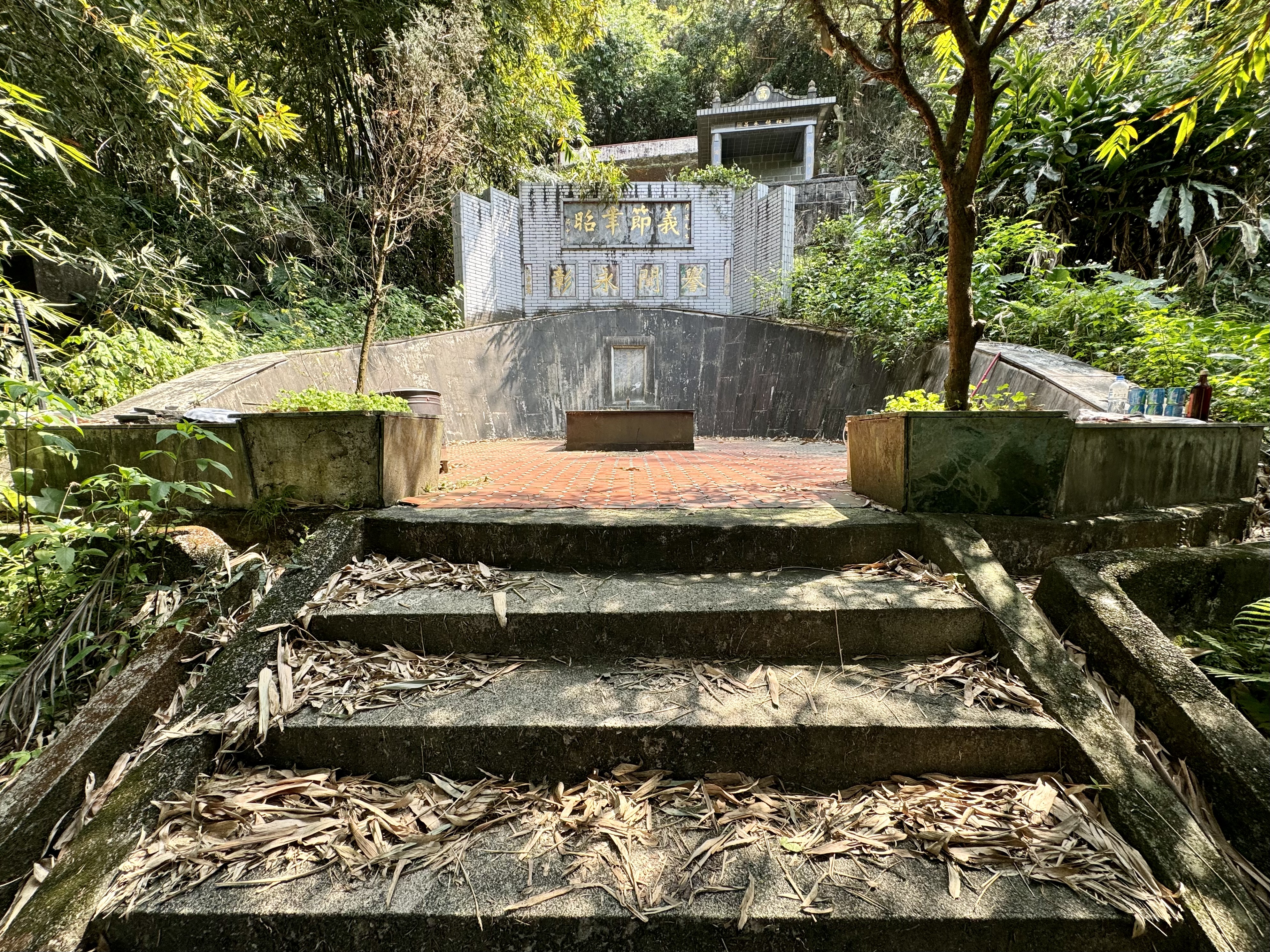 Pemandangan keseluruhan makam Du Yuesheng.
